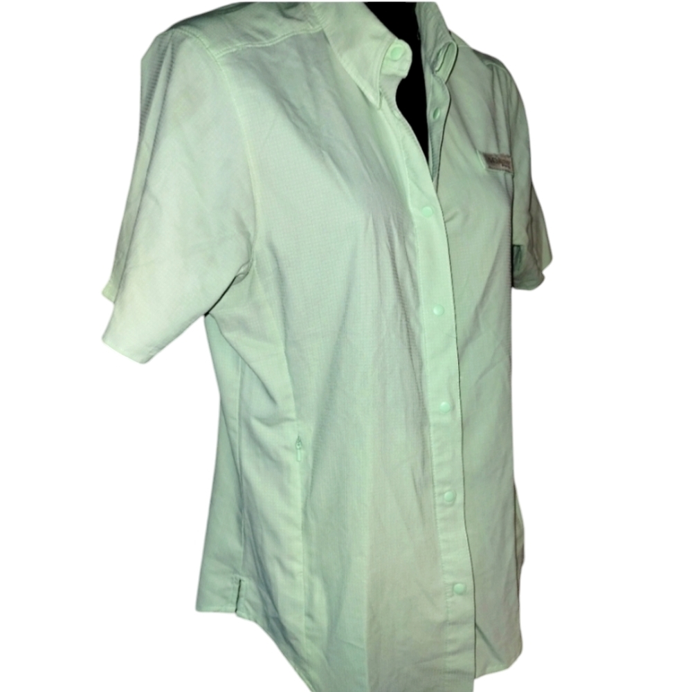 Columbia PFG shirt with zip up pockets size small light green